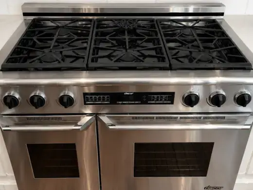 Dacor dual-fuel range with six burners